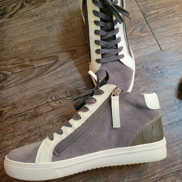 Blondo lSize 8l  Waterproof Women’s Sneaker - Picture 3 of 5